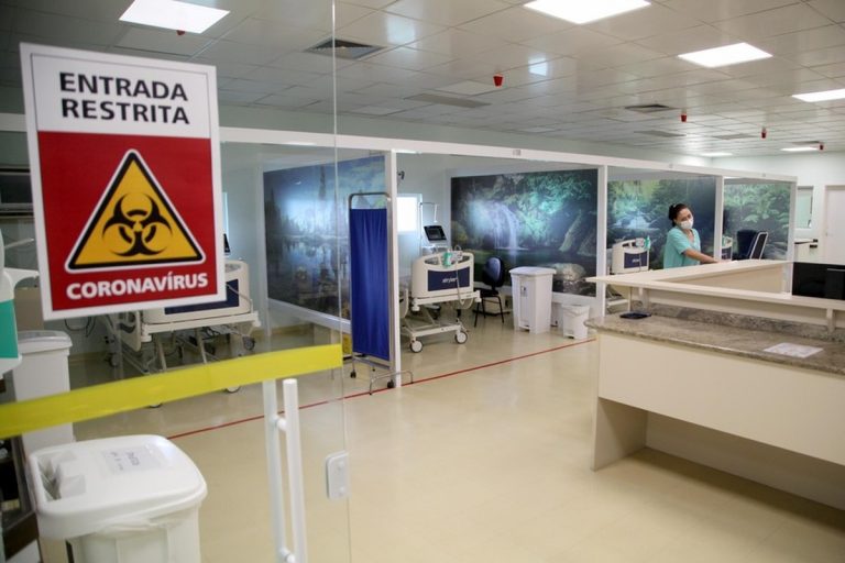 Internações de idosos em UTIs cai de 65% para 24% do total após vacinação no Paraná, diz Sesa