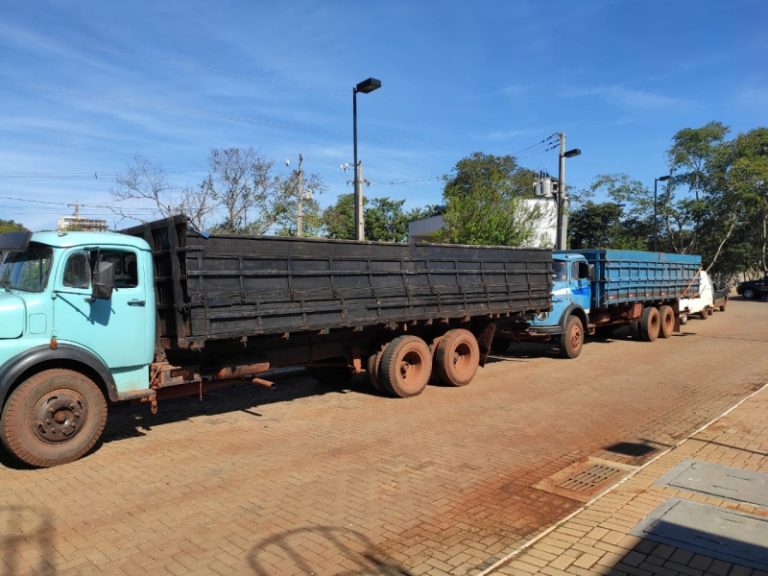 Polícia apreende quatro caminhões, três carros e cigarros em Guaíra