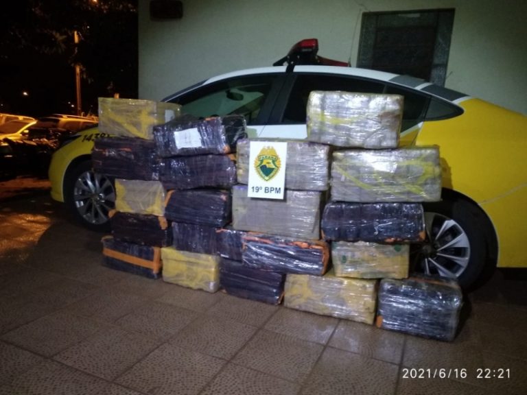 Em fuga da PM, carro carregado com 300 kg de maconha se envolve em acidente em Guaíra
