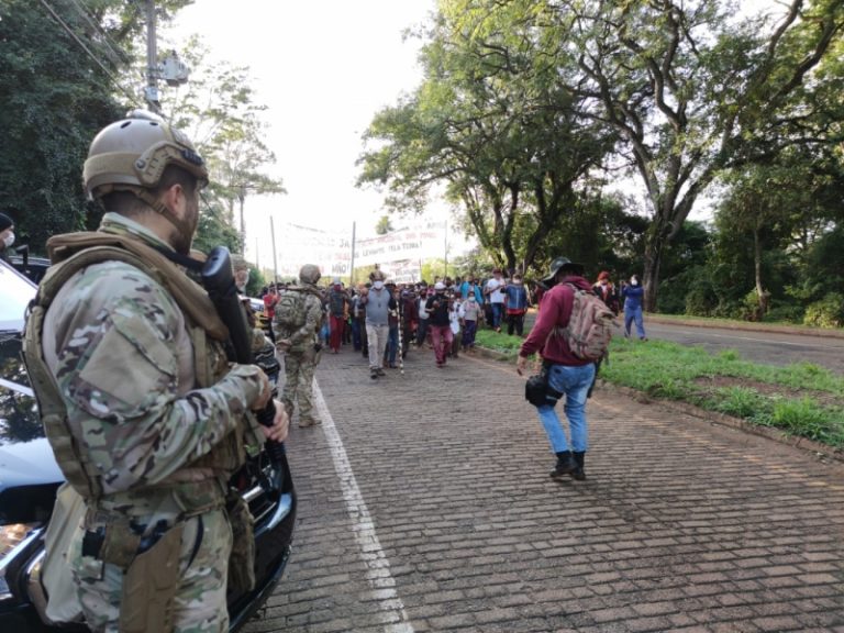 Indígenas protestam em Guaíra contra projeto de lei que pretende mudar demarcações
