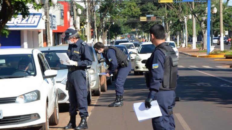 Força-tarefa fecha 50 comércios e orienta mais de 2,1 mil pessoas no terceiro dia de lockdown em Dourados