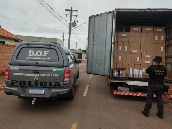 Caminhão carregado com 20 mil pacotes de cigarros foi apreendido