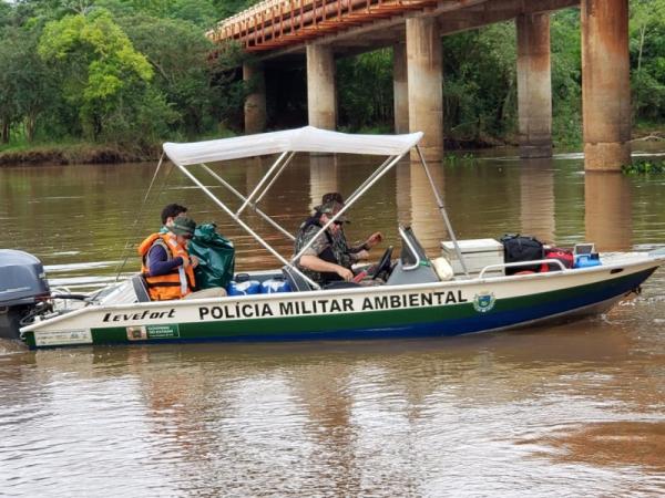 PMA de Mundo Novo e Imasul fazem fiscalização nos rios Paraná e Iguatemi, autuam turistas e apreendem, barco, motor e petrechos ilegais