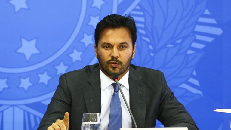Ministro alerta operadoras sobre uso de falso sinal de 5G