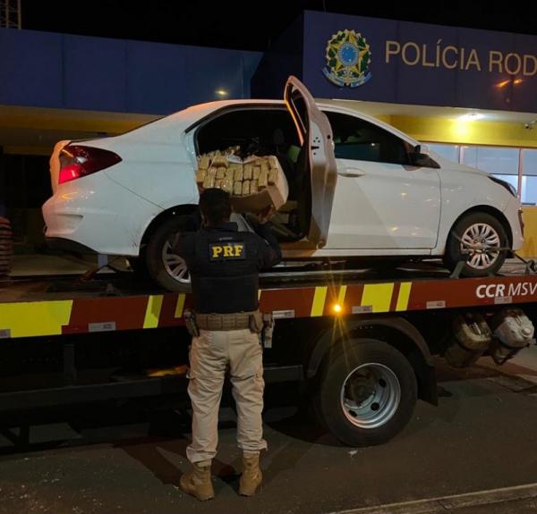 Traficante tenta fugir da PRF, mas é preso com maconha