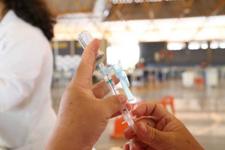 MS ainda aguarda previsão de novas doses da Astrazeneca