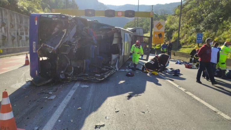 Ônibus do Umuarama Futsal tomba na BR 376 e deixa mortos e feridos