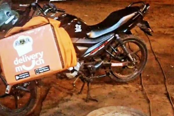 Ao ir fazer entrega Motoboy tem moto roubada por bandidos armados em Naviraí