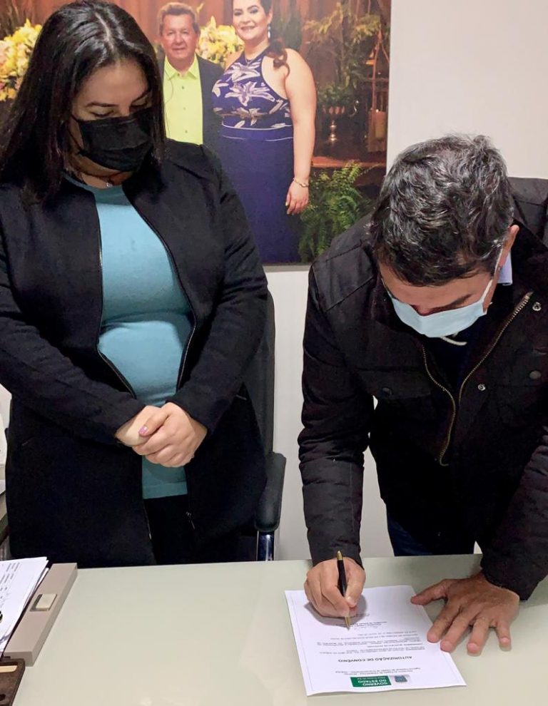 Em Naviraí, Riedel assina autorização para execução de importantes obras na área urbana e rural