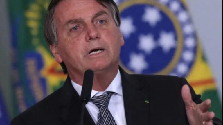 Em ambulância, Bolsonaro é levado ao Hospital Vila Nova Star