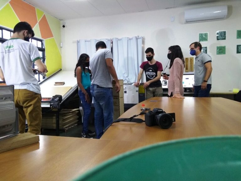 Alunos da rede municipal de Naviraí aprendem a construir totens eletrônicos