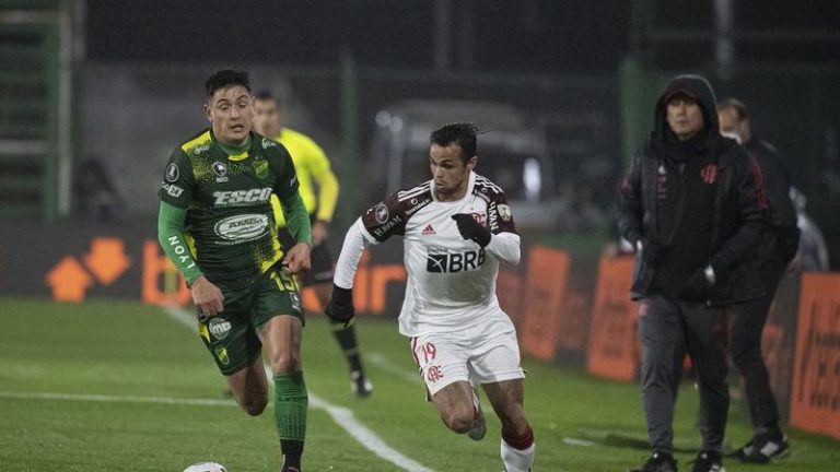 Flamengo supera Defensa y Justicia na estreia de Renato Gaúcho