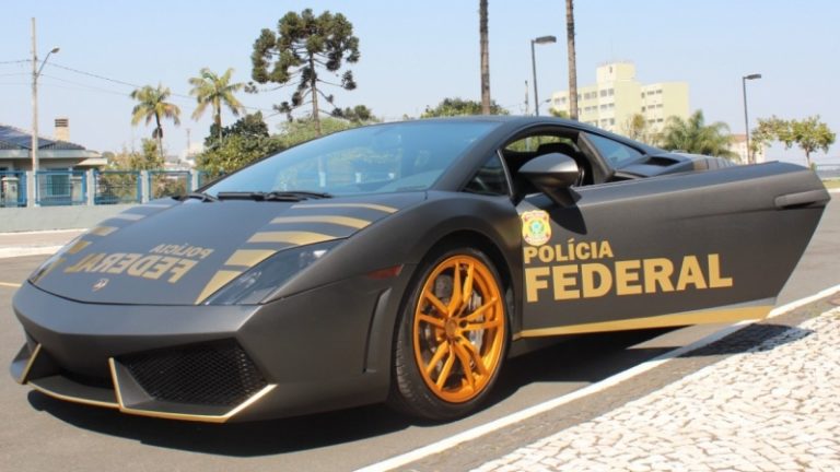 Lamborghini vira viatura da Polícia no Paraná