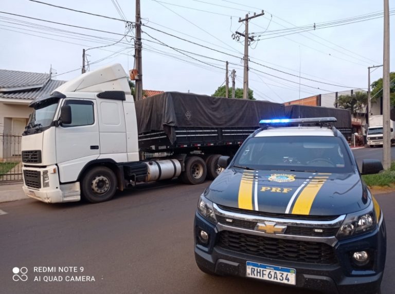 PRF apreende R$ 1,5 milhão em cigarros em bitrem carregado de soja em Guaíra