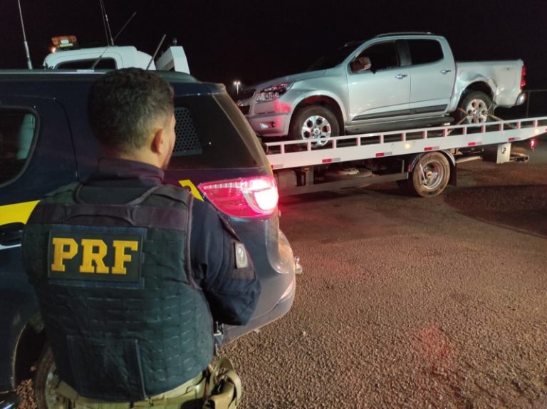 Após perseguição em Guaíra, PRF recupera caminhonete, prende assaltantes e liberta refém