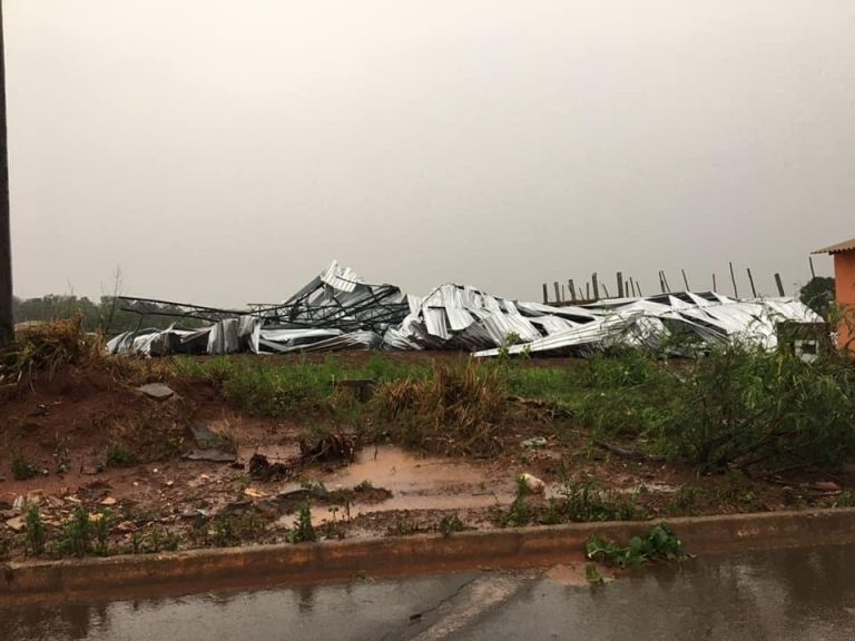 Vendaval deixa rastro de destruição em Itaquiraí