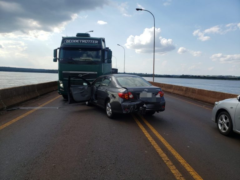 Acidente envolve carro e carreta na Ponte Ayrton Senna