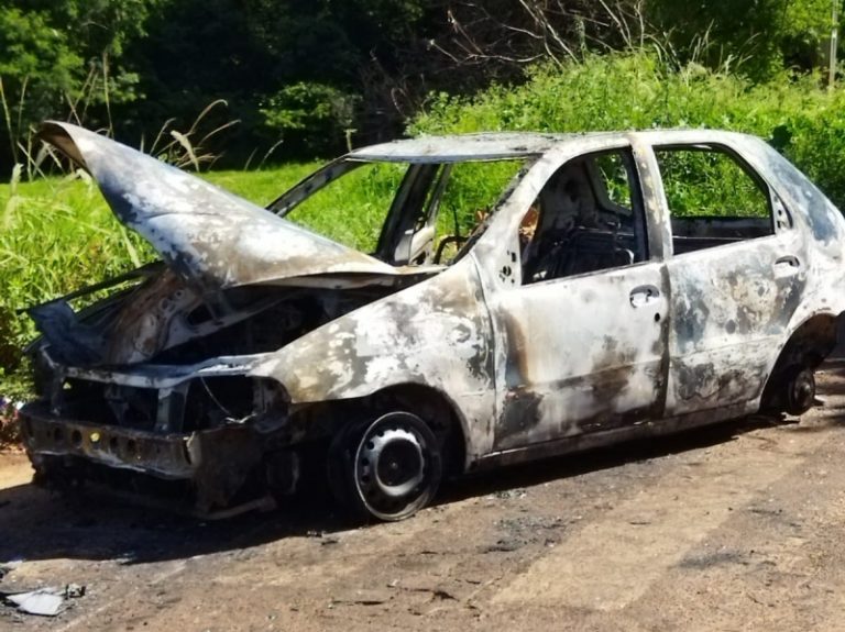 Fogo consome carro durante a madrugada na Vila Alta, em Guaíra