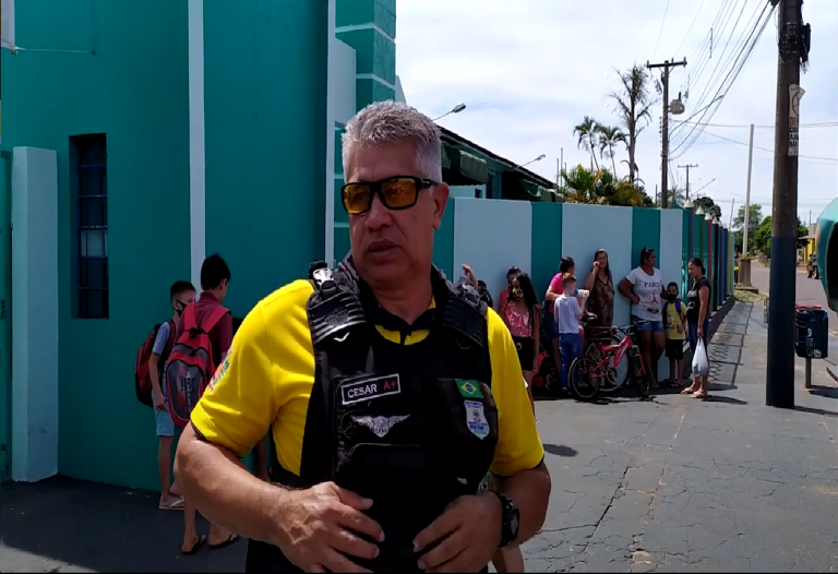 Após dificuldades, departamento de Trânsito realiza trabalho de orientação em escolas de Mundo Novo para embarque e desembarque