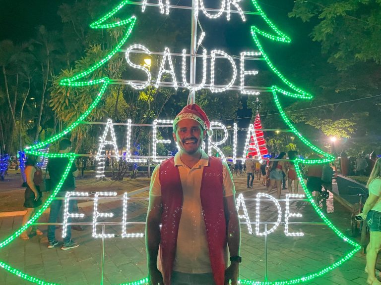 Thalles e Bruno inauguram os enfeites natalinos em Itaquiraí