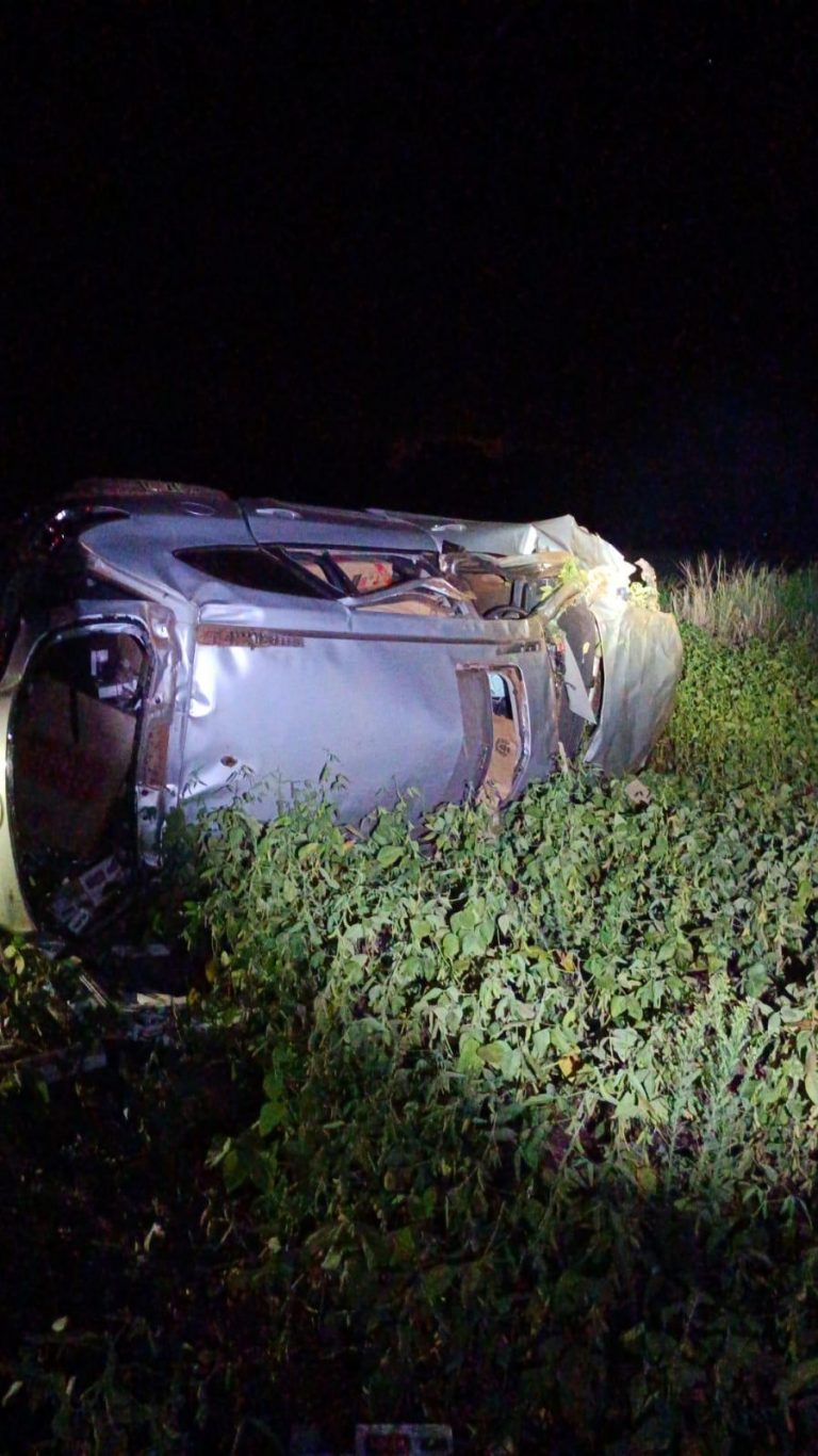 Carro carregado de cigarros capota em fuga da PM entre Guaíra e Terra Roxa