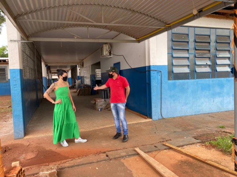 Vereador Valdinei Gubert e Secretaria de Educação Silvia Freire acompanham obras de reforma e ampliação da Escola Municipal Jardim Primavera