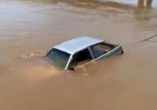 Com “pesca magnética” jovem encontra carro e carretinha que caíram no Rio Amambai