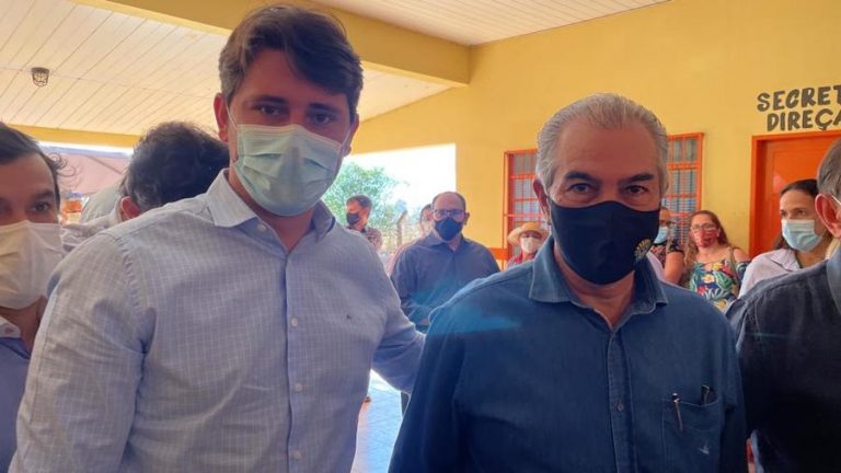 Thalles e Bruno comemoram a abertura do processo licitatório para a pavimentação asfáltica da MS 488