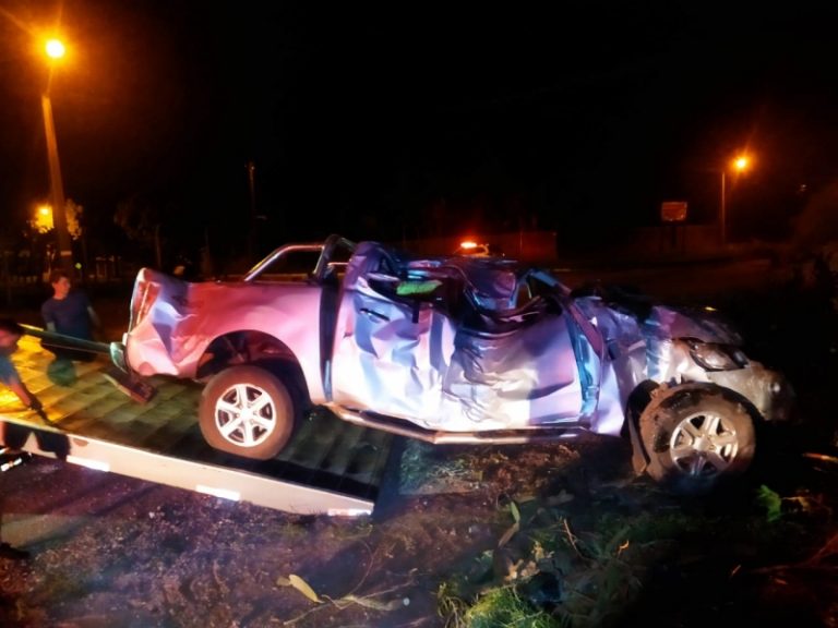 Com reféns no interior, caminhonete roubada capota em fuga da PM em Guaíra