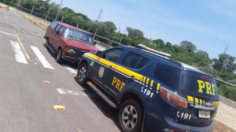 Em fuga da PRF de Guaíra, caminhonete roubada fura bloqueio, mas é recuperada já no Paraguai