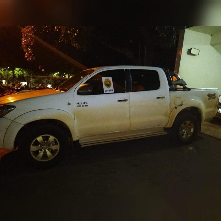 Duas pessoas são detidas pela PM em Guaíra com Hilux roubada