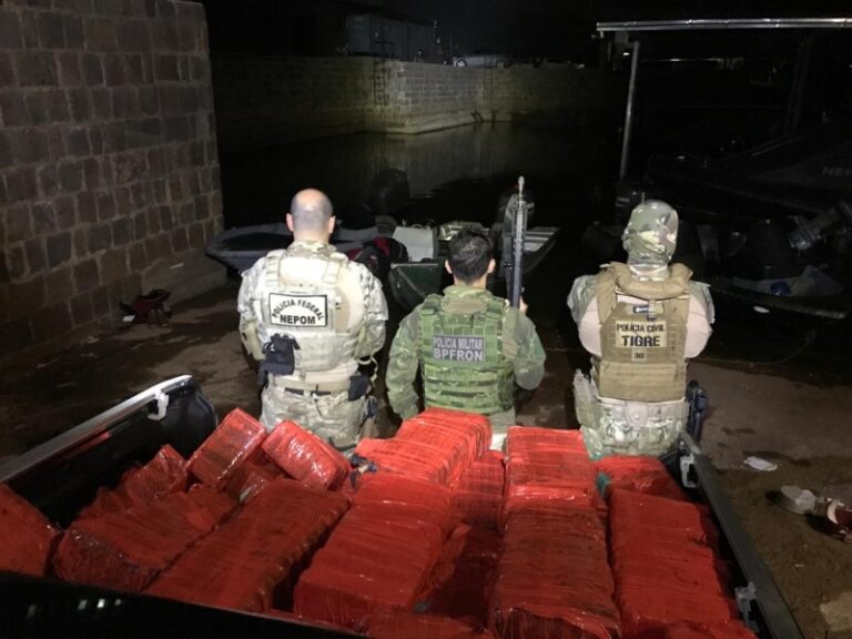 Traficantes tentam furar bloqueio no Rio Paraná e colidem barco com maconha contra pedras, em Guaíra