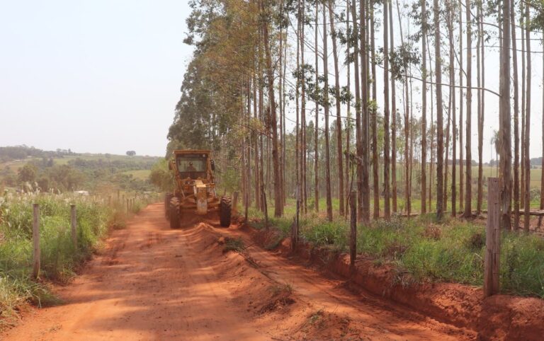 Governo de Mundo Novo realiza trabalho de manutenção em travessas do bairro Itaipu e Vila Nova e na Estrada do Jatinho