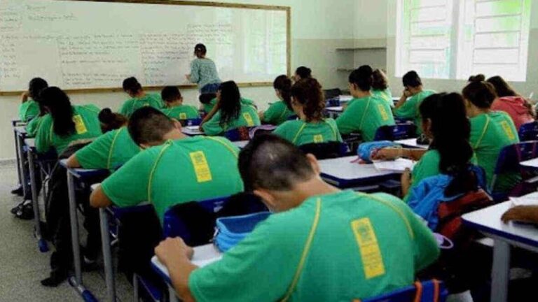 Com salários de até R$ 4,6 mil, SED abre 722 vagas para professores temporários