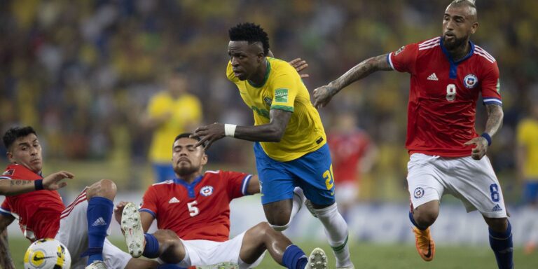 Brasil vence Chile por 4 a 0 e mantém invencibilidade nas Eliminatórias