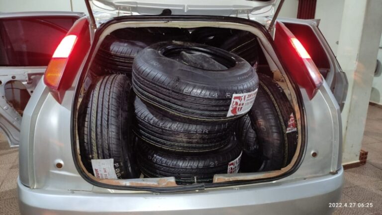 Carro carregado com pneus contrabandeados é apreendido em Guaíra