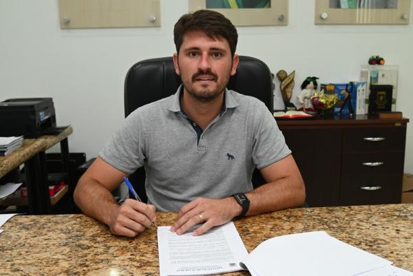 Thalles assina contratos drenagem e asfalto no Jardim Betel e Ipanema