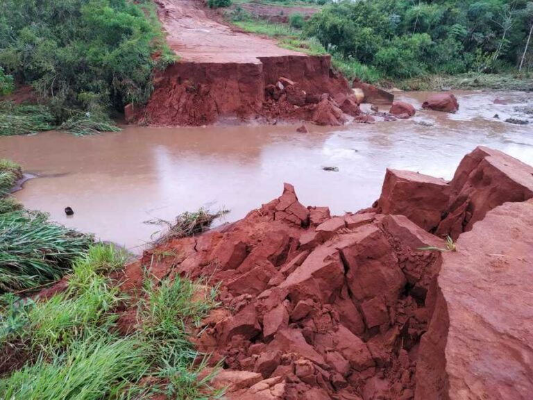Chuvas causam estragos na zona urbana e rural de Itaquiraí