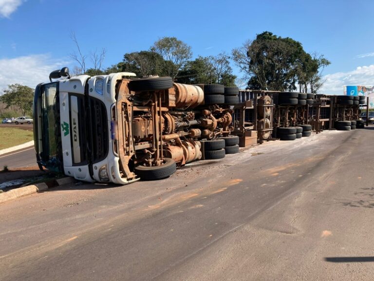 Carreta bitrem tomba na saída de Guaíra para Marechal Rondon