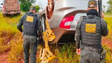 Photo of Carro roubado capota com mais 830 quilos de droga após furar bloqueio do DOF