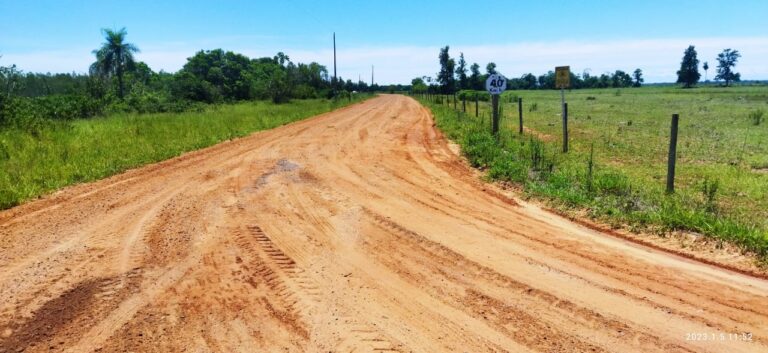 MANUTENÇÃO DE ESTRADA NA PRAINHA EM MUNDO NOVO