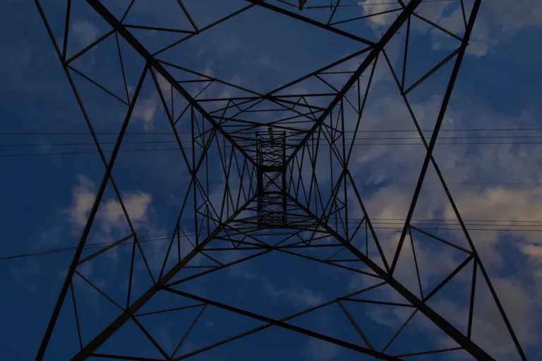 Três torres de transmissão de energia são derrubadas, e governo cria grupo de crise