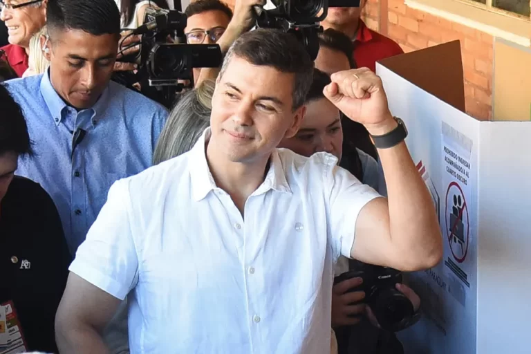 Santiago Peña, de 44 anos, vence eleições no Paraguai