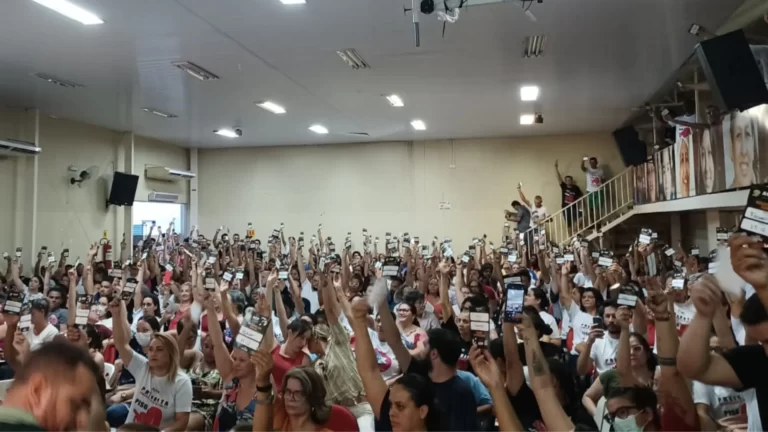 Sem acordo com o governo do Estado, professores aprovam indicativo de greve