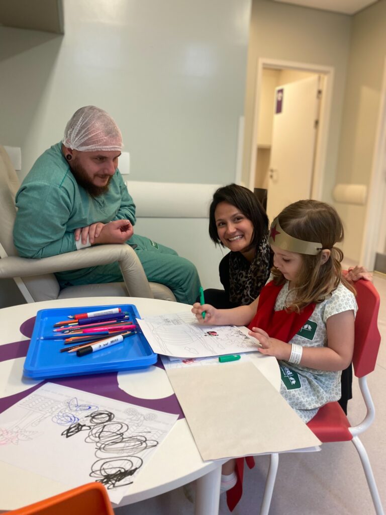 Com capa, adereços de super-heróis e carrinho, pequenos pacientes entram “em ação” rumo à cirurgia no centro cirúrgico do Hospital Unimed CG 