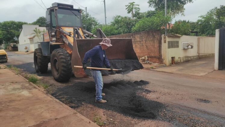 Infraestrutura de Mundo Novo inicia semana com recuperação asfáltica nos bairros Tapajós e Fleck