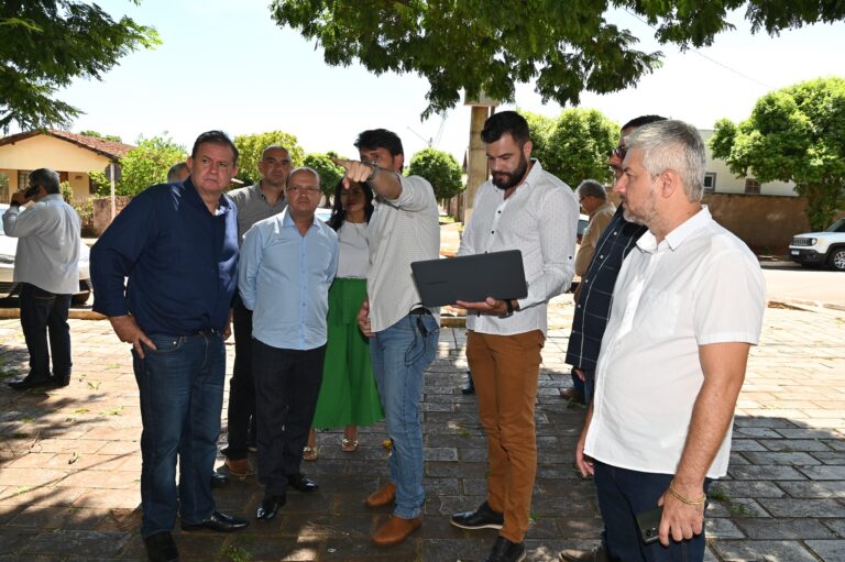 THALLES TOMAZELLI E BARBOSINHA ENTREGAM OBRAS EM ITAQUIRAÍ