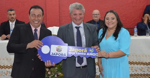 MALAQUIAS, ANINHA E OS VEREADORES TOMAM POSSE EM JAPORÃ