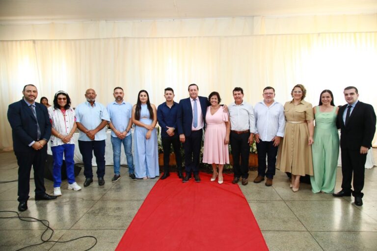 ROSÁRIA LUCCA ANDRADE É A NOVA GESTORA DO MUNICÍPIO DE MUNDO NOVO, E COM O VICE EVALDO, ASSUMIU O COMANDO NA QUARTA-FEIRA, 1 DE JANEIRO