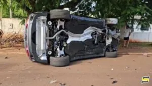 BMW colide contra caçamba de entulhos e motorista é socorrido em Guaíra